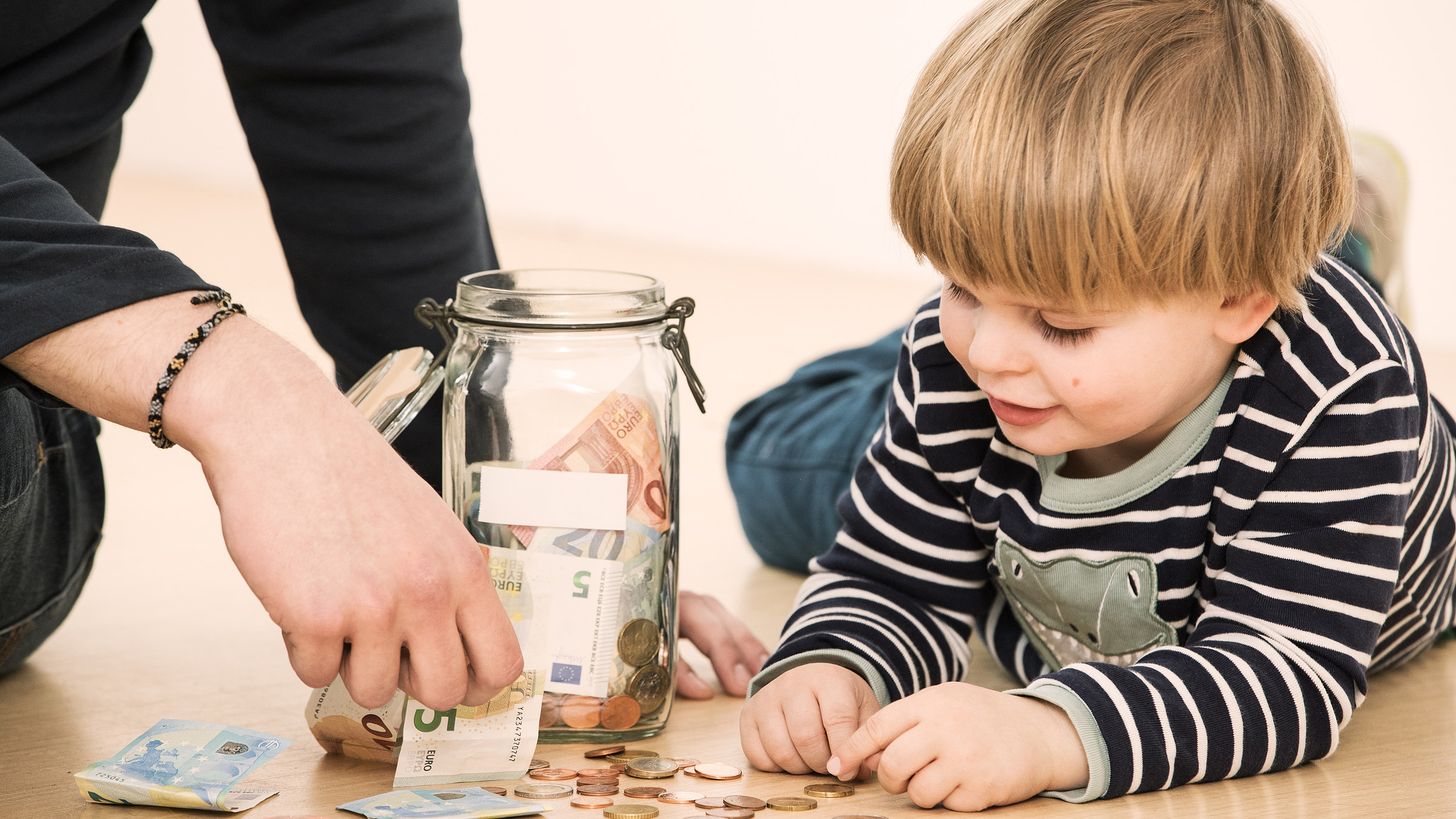 Read more about the article # Planificarea Financiară pentru Copii: Ghid Complet pentru Părinți